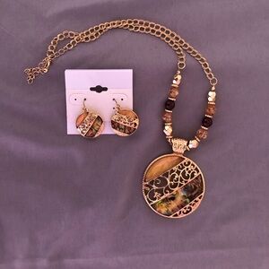 Gold Tone Resin Pendant Necklace and Earrings (KC)
